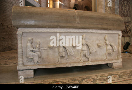 L'Italie. Ravenne. Basilique de San Vitale. Sarcophage d'Isachius. Adoration des Mages. 5ème siècle et réutilisés au 7ème siècle. Banque D'Images