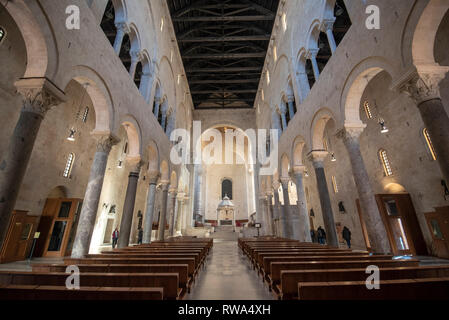 Bari, Pouilles, Italie - à l'intérieur de l'intérieur (en italien : Duomo di Bari ou Basilique Chiesa Cattedrale Metropolitana di San Sabino) dans les Pouilles Banque D'Images