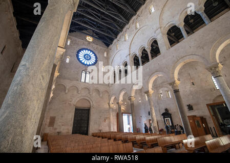 Bari, Pouilles, Italie - à l'intérieur de l'intérieur (en italien : Duomo di Bari ou Basilique Chiesa Cattedrale Metropolitana di San Sabino) dans les Pouilles Banque D'Images