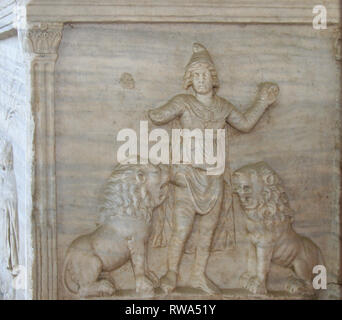 L'Italie. Ravenne. Début Christian sarcophage. Daniel dans la fosse aux lions. 5ème c.à partir de s. Giovanni Battista. Musée national. Banque D'Images