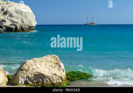 Deux-mâts voile sur la surface lisse de la mer Méditerranée d'azur, près de Rhodes (Grèce) Banque D'Images