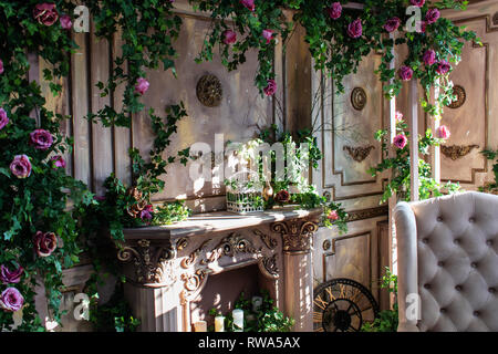 Décor de Studio. des fleurs sur les murs. cheminée Banque D'Images