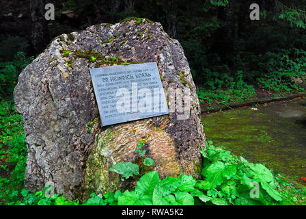 L'Autriche, l'Plockenpass, Mauthen village. La plaque à la mémoire de M. Heinrich Koban, archéologue de Mauthen, qui ont contribué à la découverte des anciennes voies romaines qui traversaient le Passo di Monte Croce Carnico. Banque D'Images