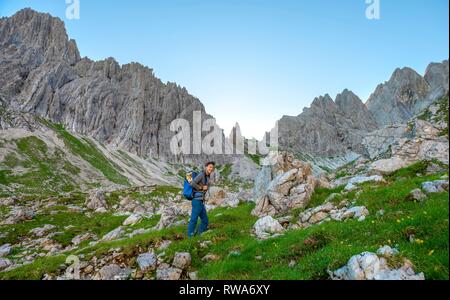 Le Hochvogel croissant pour randonneur, Fuchskarspitze Balkenspitzen, à l'arrière, l'Allgäu, Allgäuer Hochalpen, Bavière, Allemagne Banque D'Images