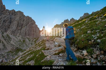 Randonneur sur leur ascension vers le Hochvogel, Fuchskarspitze Balkenspitzen dans l'arrière-plan, suis Sonnenstrahlen, Morgen, Allgäu Banque D'Images