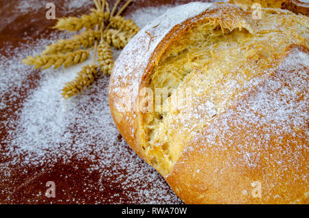 Miche de pain rustique fraîchement isolé sur fond de table en bois Banque D'Images