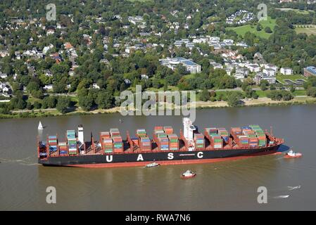 Vue aérienne, chargé container ship UASC Al Nefud, sur l'Elbe en face du Tribunal du droit de la mer Banque D'Images