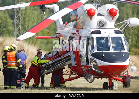 Personne blessée est chargé dans l'hélicoptère de sauvetage par les forces de sauvetage, de l'air rescue service, République Tchèque Banque D'Images