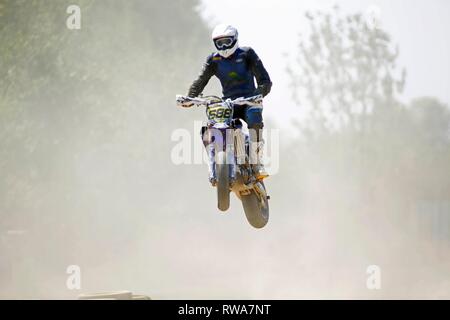 Dans l'air, moto course de moto avec des obstacles, République Tchèque Banque D'Images