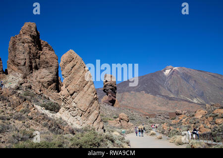 Los Roques de Garcia dans le Parc National du Teide, Tenerife. Sommet du Mont Teide en arrière-plan. Banque D'Images