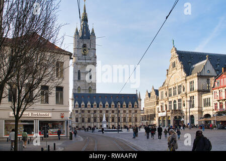 Gand, Belgique - 17 février 2019 : Vue de la tour de Belfort Gand et l'Opéra Banque D'Images