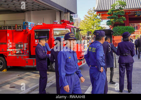 Les pompiers et le camion rouge dans une caserne à Tokyo, Japon Banque D'Images