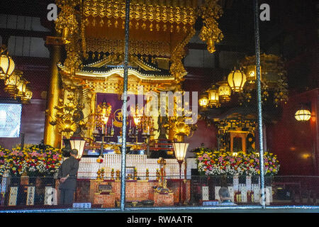 Japon, Tokyo, Asakusa, le temple Senso-ji pèlerins priant Banque D'Images