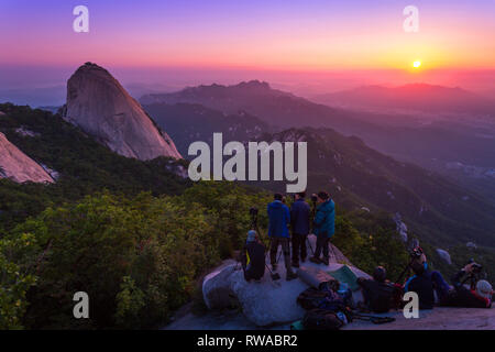 SEOUL, Corée - 28 juin 2015 : Photographe prend une photo du lever du soleil le matin sur la montagne Bukhansan , Séoul, Corée du Sud. Banque D'Images