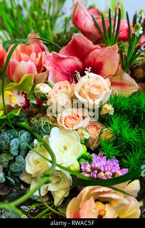 Appartement de vacances fleur decoration background, belles roses et fleurs de pivoines bouquet Banque D'Images