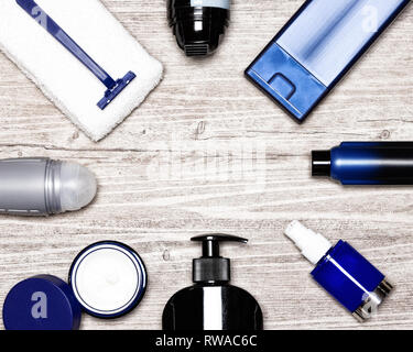 Les produits de beauté pour hommes mise à plat. Les tondeuses pour divers produits cosmétiques sur fond de bois blanchis miteux, copy space Banque D'Images