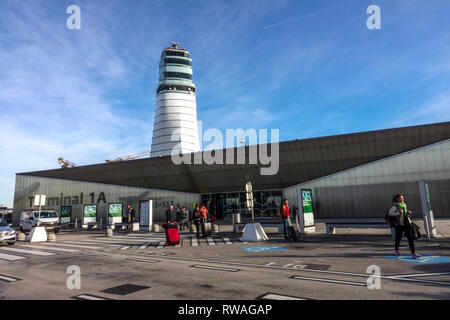 Aéroport de Vienne, personnes en face du terminal 1, Tour de contrôle de la circulation aérienne, Autriche Banque D'Images