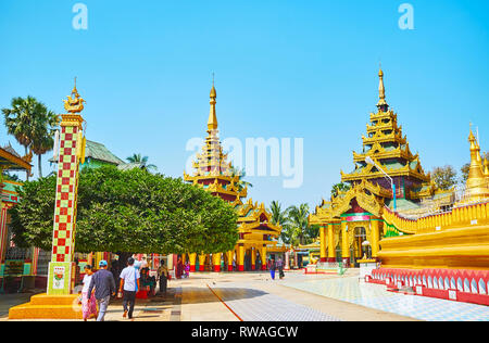 BAGO, MYANMAR - 15 février 2018 : les touristes et fidèles bouddhistes à pied parmi les sanctuaires de la Pagode Shwemawdaw, le 15 février dans la région de Bago. Banque D'Images