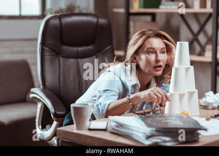 Blonde aux yeux bleus avocat se sentir fatigué et épuisé après le travail Banque D'Images