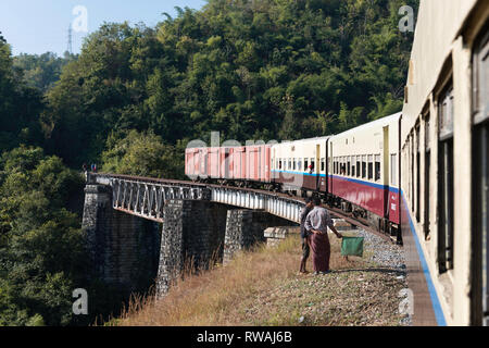 KALAW, MYANMAR - 23 novembre, 2018 : horizontale photo de train local au-dessus d'un pont dans la région de Kalaw, Myanmar Banque D'Images