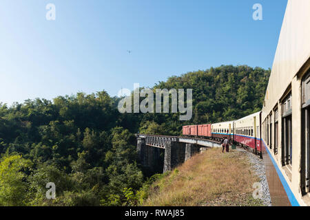 KALAW, MYANMAR - 23 novembre, 2018 Grand angle : Photo de train local au-dessus d'un pont dans la région de Kalaw, Myanmar Banque D'Images