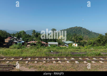 KALAW, MYANMAR - 23 novembre, 2018 : horizontale photo de petit village situé dans les montagnes près de Kalaw, Myanmar Banque D'Images