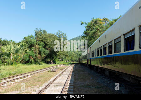 KALAW, MYANMAR - 23 novembre, 2018 Photo : horizontale de vieux rails et train situé dans les montagnes près de Kalaw, Myanmar Banque D'Images