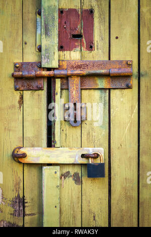 Vieille planche en bois jaune avec porte cadenas. Détail de l'architecture historique Banque D'Images