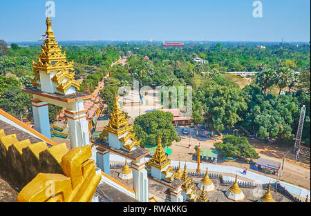 Les luxuriantes forêts entourent la mahazedi pagode - le point de vue idéal, donnant sur la ville, ses monuments et paysages, Bago, le Myanmar. Banque D'Images