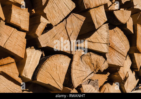 Un tas de bois empilé, prêt pour le chauffage de la maison. Bois de chauffage récolté pour le chauffage en hiver Banque D'Images