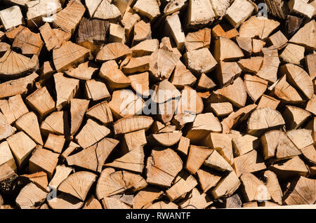 Un tas de bois empilé, prêt pour le chauffage de la maison. Bois de chauffage récolté pour le chauffage en hiver Banque D'Images