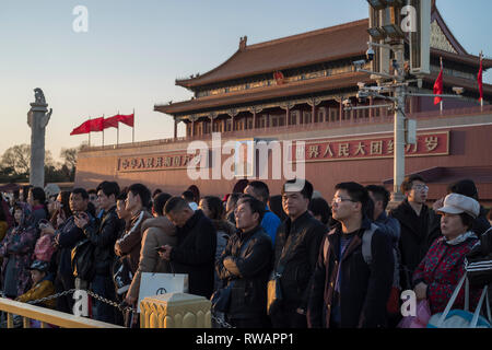 Les gens se rassemblent pour regarder un drapeau-abaissement de cérémonie devant la porte Tiananmen à Beijing, Chine. 05-Mar-2019 Banque D'Images