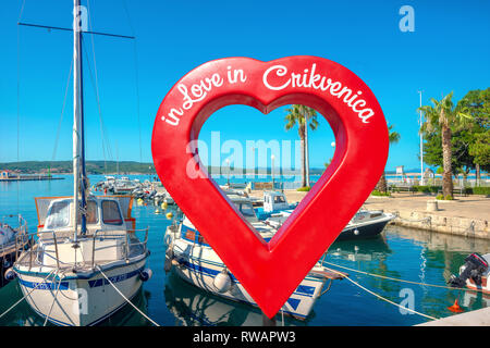 Vue panoramique à travers l'art touristique signe sur front de mer avec marina de la ville de villégiature. Crikvenica, Croatie, Istrie, Europa Banque D'Images