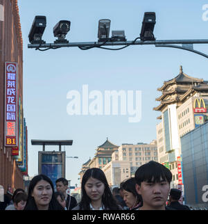 Les piétons à pied ci-dessous caméras CCTV dans la rue Wangfujing, à Pékin, en Chine. 05-Mar-2019 Banque D'Images