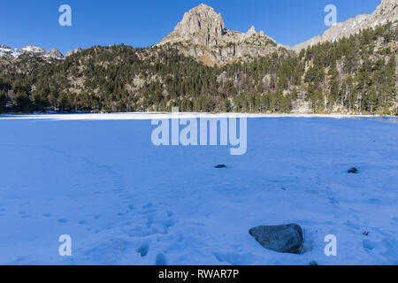 Lac gelé Ratera, Aigües Tortes i Estany de Sant Maurici National Park, Lleida, Catalogne, Espagne Banque D'Images