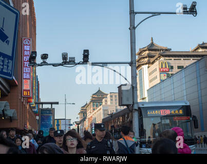 Les piétons à pied ci-dessous caméras CCTV dans la rue Wangfujing, à Pékin, en Chine. 05-Mar-2019 Banque D'Images