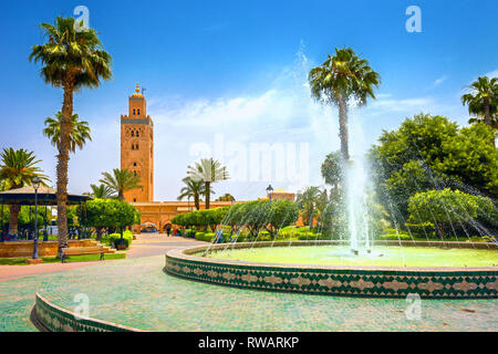 Vue panoramique du jardin avec fontaine de minaret de la Koutoubia à Marrakech. Le Maroc, l'Afrique du Nord Banque D'Images