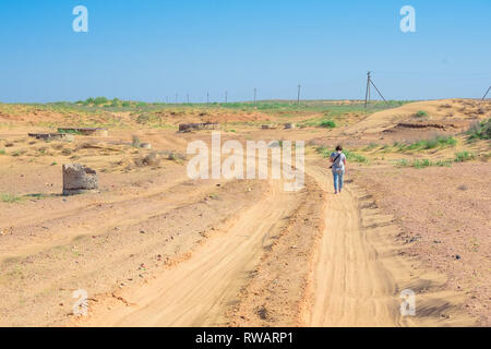 Marcher sur un photographe chemin de sable en plein air à la campagne vue arrière Banque D'Images