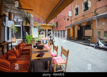 Rue avec un café confortable sur marché à Médina à Marrakech, Maroc, Afrique du Nord Banque D'Images