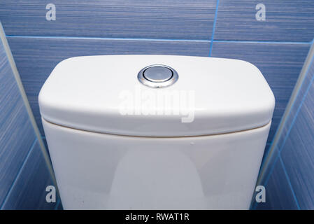 Moderne blanc de la cuvette des toilettes dans la salle de bains avec des rouleaux de papier de toilette carreaux d'ANF en arrière-plan Banque D'Images