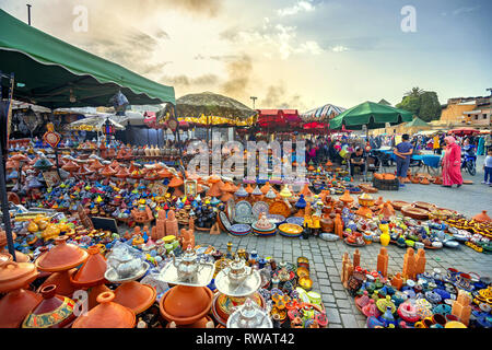 Vente de poterie, céramique colorée traditionnelle tajines au marché de la ville. Meknès, Maroc, Maghreb, Afrique du Nord Banque D'Images