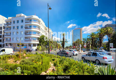 Vue urbaine avec la circulation routière et de l'avenue Habib Bourguiba avec les bâtiments modernes. Tunis, Tunisie, Afrique du Nord Banque D'Images