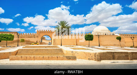 Anciens remparts et porte d'entrée de la grande mosquée de Kairouan ville. La Tunisie, l'Afrique du Nord Banque D'Images