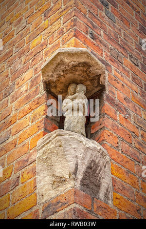 Une statue de la Vierge Marie et l'enfant Jésus sur le coin d'un immeuble à Helsingor, Danemark. Banque D'Images