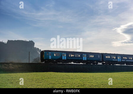 Train arriva près de Château Beeston Chester. Banque D'Images