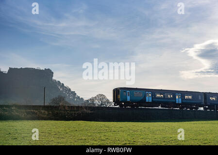 Train arriva près de Château Beeston Chester. Banque D'Images