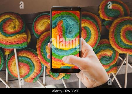 Utilisation de l'appareil avec un téléphone mobile. Pâte colorée en forme de soleil. Banque D'Images