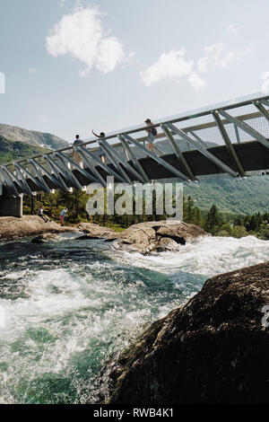 L'architecte conçu steel pont au-dessus de la chute d'Likholefossen sur la Gaula river dans la région de Scenic Route Nationale Gaularfjellet en Norvège Banque D'Images