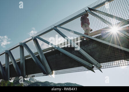 L'architecte conçu steel pont au-dessus de la chute d'Likholefossen dans Gaularfjellet Scenic Route Nationale en Norvège Banque D'Images