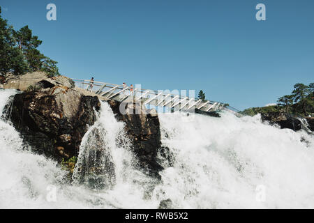 L'architecte conçu steel pont au-dessus de la chute d'Likholefossen sur la Gaula river dans la région de Scenic Route Nationale Gaularfjellet en Norvège Banque D'Images